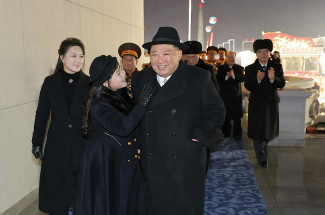 金正恩父女同台阅兵有何特殊之处 姿态举止神似其母