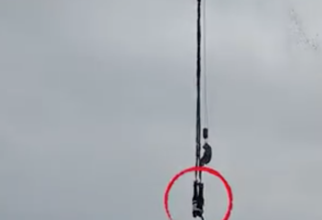 重庆一对情侣蹦极倒挂滞留半空  游乐城：不是事故，他们拒绝上来