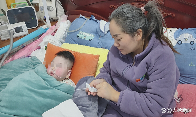 90后白发母亲为2岁病儿买墓地 儿子身患罕见病为治病负债累累