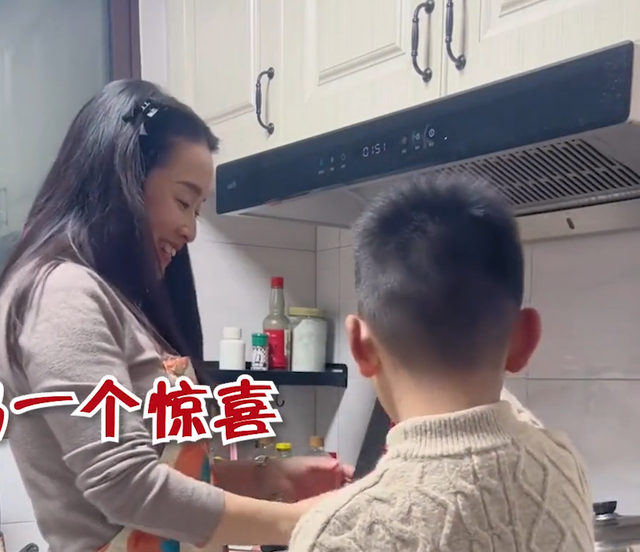 男孩替亡父给妈妈送礼物 爸爸虽然不在了但他没有缺爱