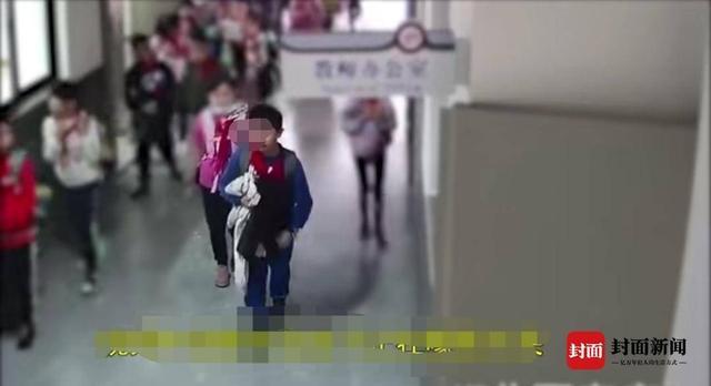 男孩课堂多次举手后身亡 校方回应：自身无过错，“无法判断系严重疾病”