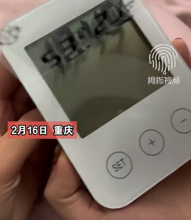 女子买电子表挂墙1年才发现没撕膜，以为买回来就是开着的 怪不得每次看都不准