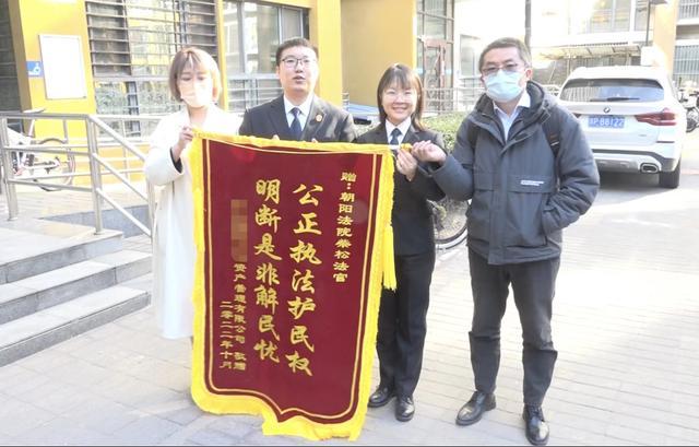 女子抵押房产投资影视剧本失利，占房逾四个月被强制执行，法警将其带离现场
