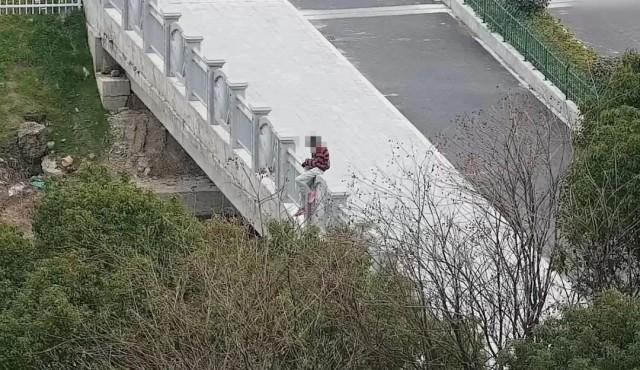 夫妻救人后手拉手离开 深藏功与名 为两位老师点赞！