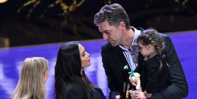 詹姆斯场边拥抱科比女儿 温情定格在这瞬间