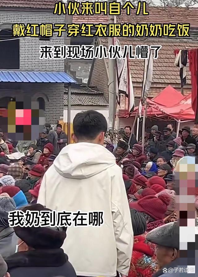 当男子去戏场叫奶奶吃饭 妈妈说穿红衣服红帽子 结果清一色全是一样装扮，网友：喊一声奶 都得回头