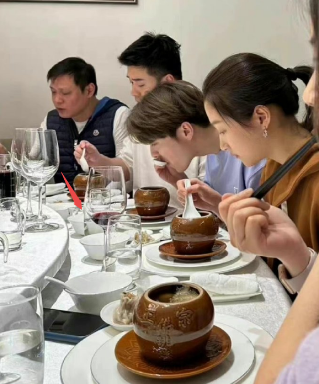 关晓彤陪鹿晗录节目甜蜜同行 用餐时羞涩好淑女啊