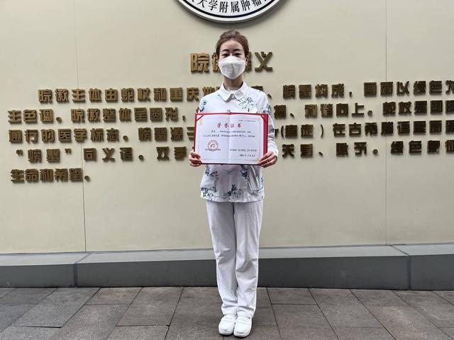 重庆护士飞机上救助乘客，获阿里公益正能量奖励 同行乘客打电话到医院求表扬