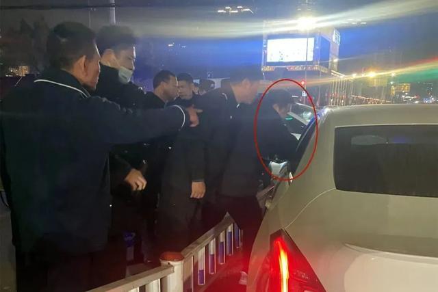 车子冒起浓烟司机晕厥，辅警着急救人徒手掰车玻璃救人