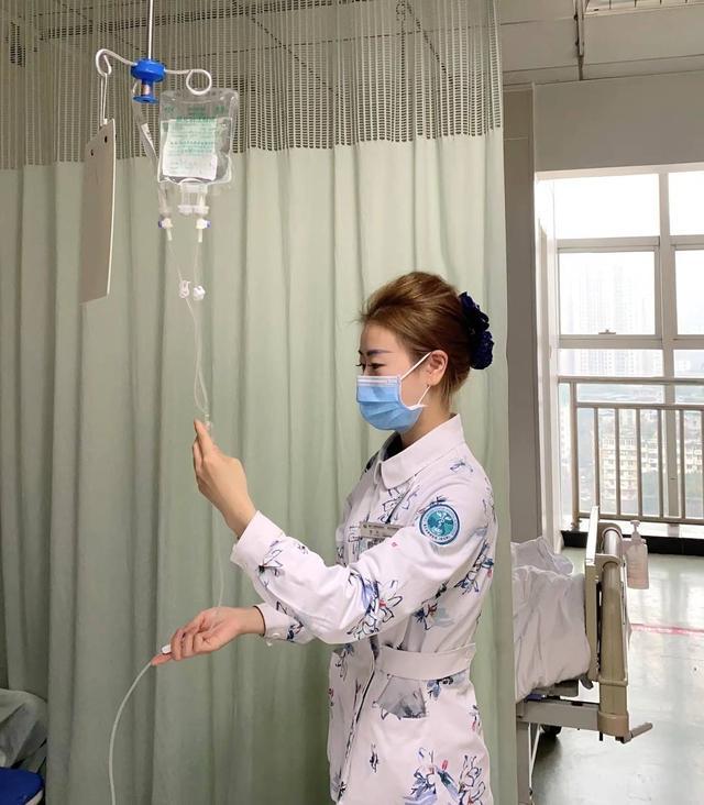 重庆护士飞机上救助乘客，获阿里公益正能量奖励 同行乘客打电话到医院求表扬