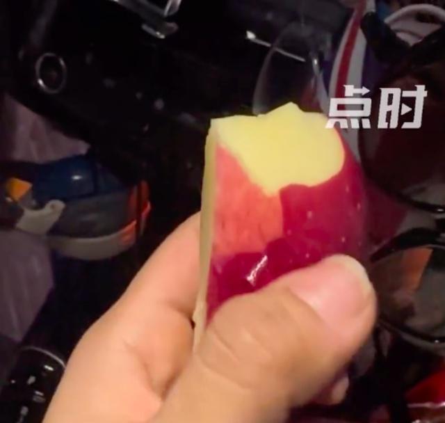 女子买到“双皮”苹果 口感还不错，不知道是否对身体有害