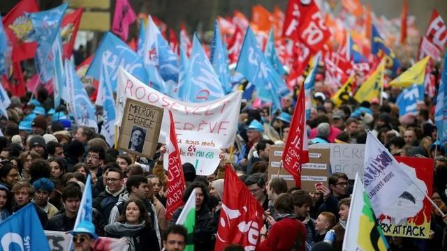 法国拟将退休年龄延长 巴黎有30万人参加抗议