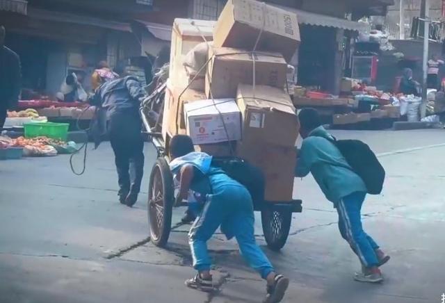 两名少年帮残疾大叔推车 让人们看到了少年们的光与善良和力量