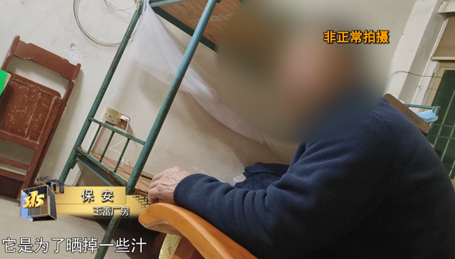 汕头现工人赤脚踩腌菜 脚尖上的橄榄菜酸爽味独特
