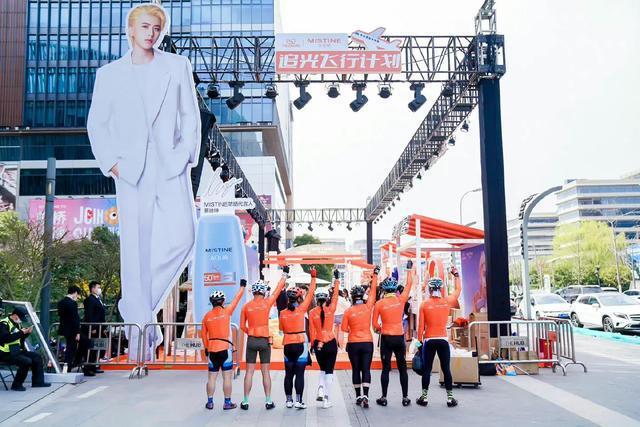 炸裂！蔡徐坤人形立牌有八米高 回头率百分百