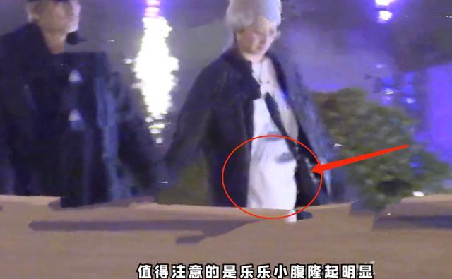 徐克与女朋友牵手散步 女方腹部微隆被猜好事将近