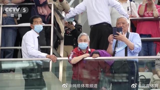 外公外婆现场见证陈芋汐夺冠，全红婵摘银！