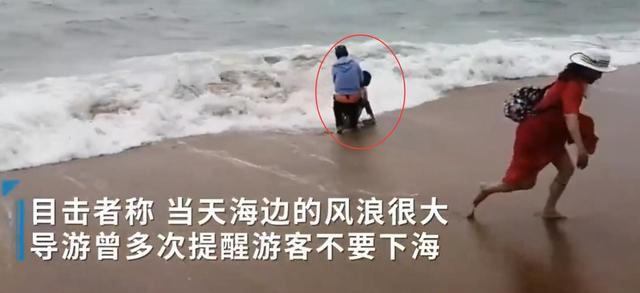 女子为捡拖鞋被浪击倒  场面惊险幸亏大哥出手相救