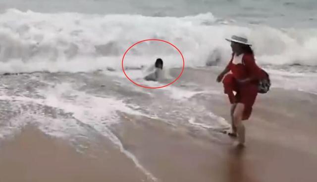 女子为捡拖鞋被浪击倒  场面惊险幸亏大哥出手相救