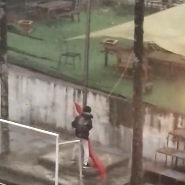 男生在雨中奋力保护国旗,校长谈男孩雨中保护国旗!