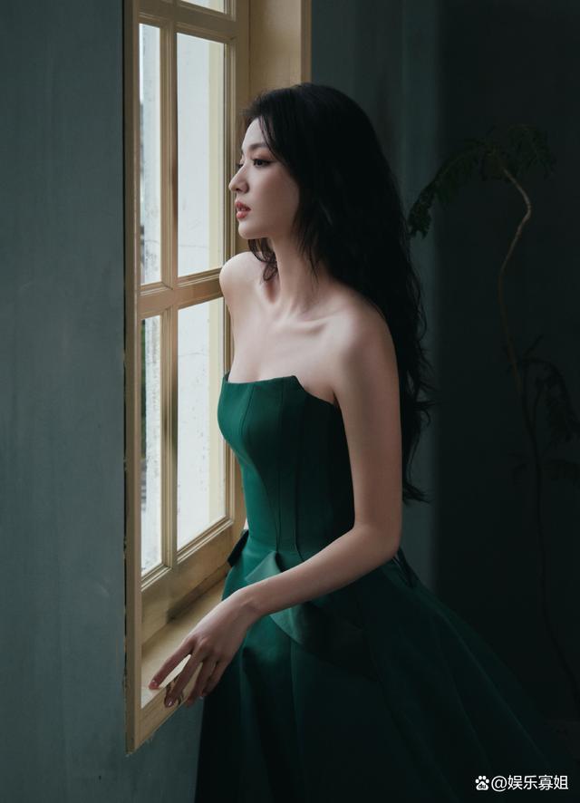 王楚然微博之夜墨绿色礼裙造型，大气优雅不失明艳