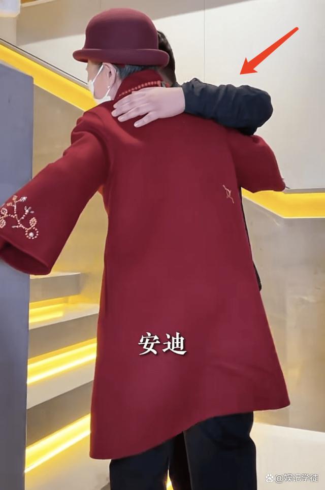 杨子晒出为妈妈庆生视频 大儿子变化巨大，夫妻俩态度让人心疼
