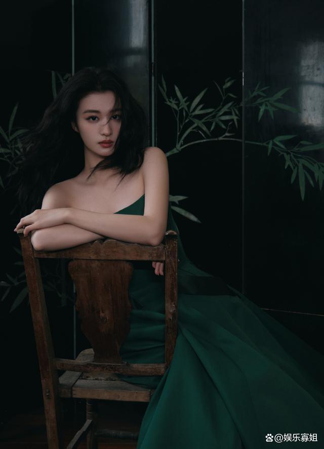 王楚然微博之夜墨绿色礼裙造型，大气优雅不失明艳
