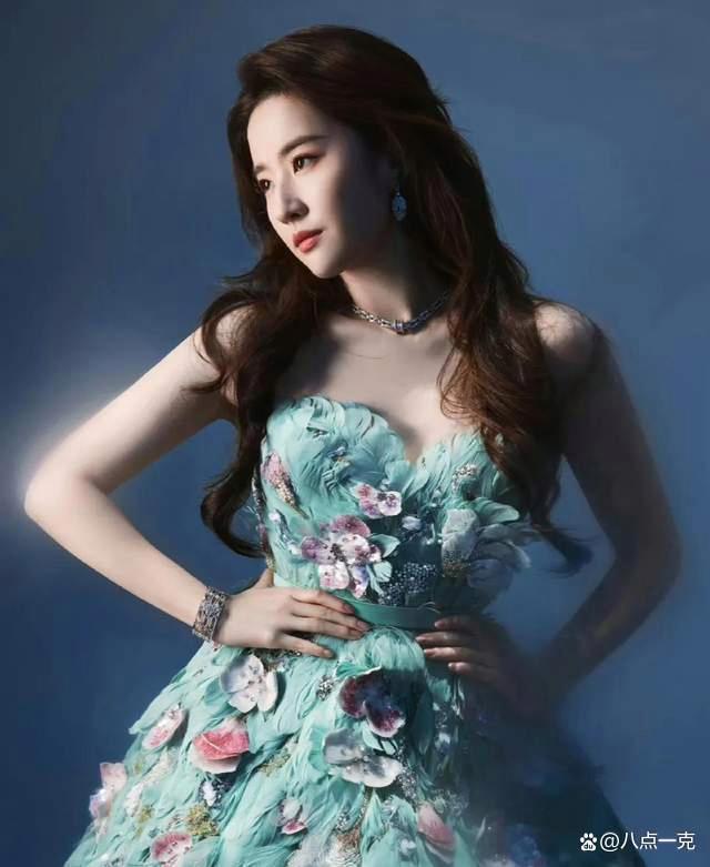 微博之夜名场面：黄晓明给冰冰披衣服，刘亦菲绿色晚礼服出圈图