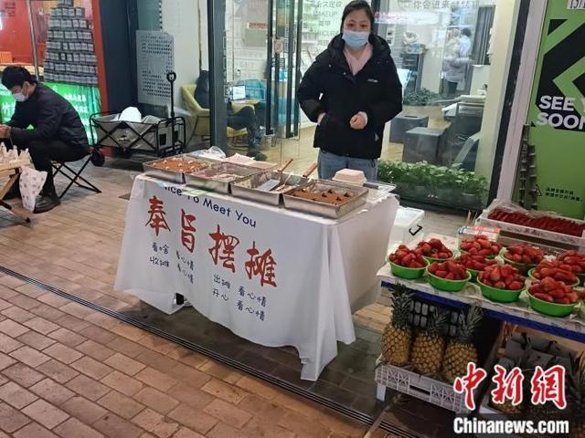 兼职摆摊年入百万？没想象中的简单 网友：摆摊月入过万，都抢着去了