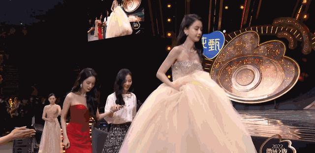 迪丽热巴粉色公主裙造型简直是美神降临 刘诗诗杨颖杨幂吃到震惊瓜