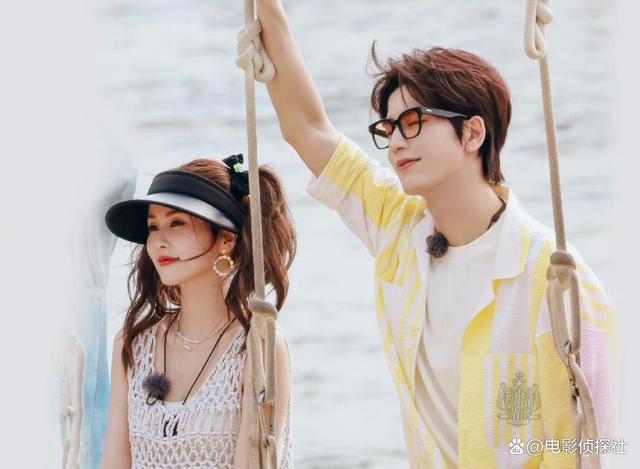 张凌赫给白鹿喂薯条吃片场甜蜜互动 他俩把团综拍成恋综了吧！