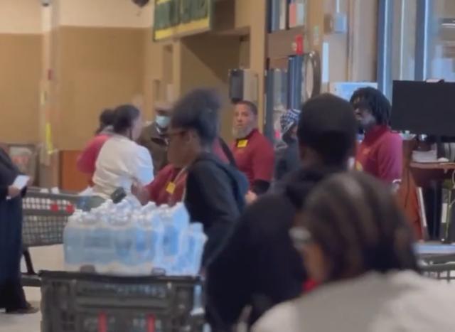 美国宾州一化工厂泄漏 民众超市成箱抢购瓶装水货架被清空