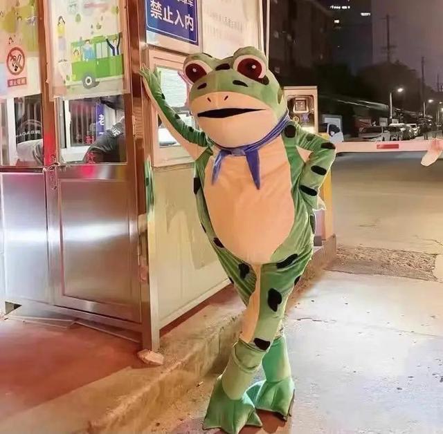 "青蛙卖崽"遇见城管撒腿就跑 游戏潮玩行为艺术