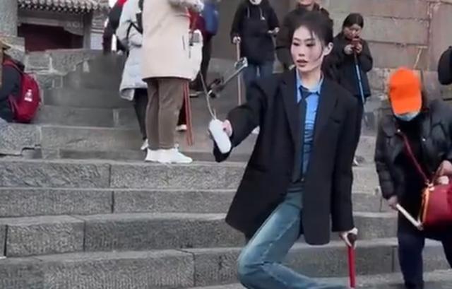 女生穿10公分高跟鞋爬泰山自称脚硬 网友评论炸了