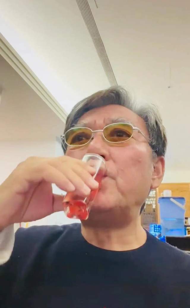 李立群酒后立遗嘱说上海房子给女儿，儿子一听脸就黑了当场发飙