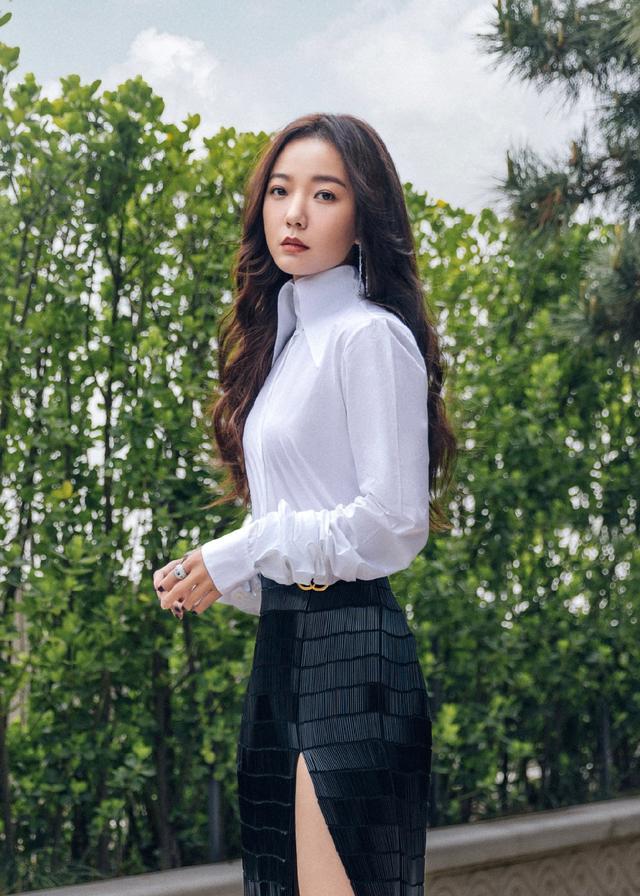 王珞丹 发文吐槽：今天出席穿了一件超过10斤重的裙子！