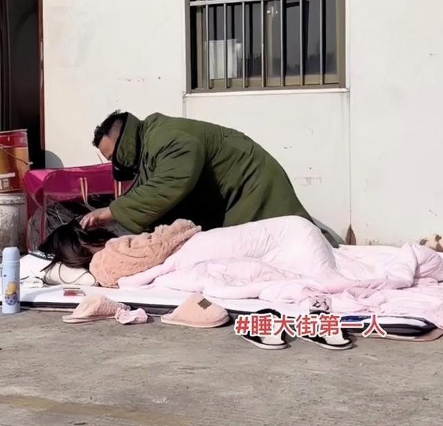 男子负债睡大街，女友不离不弃一起露宿街头，网友：振作 别让她输