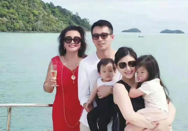 张兰晒与孙女沙滩合影旧照又删除，引发网友热议：戏真多