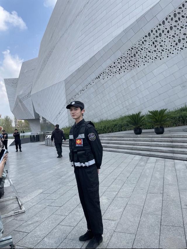男生为追星应聘当保安 因颜值太高引起骚动！ 