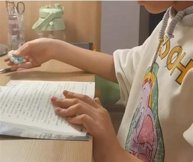 小学生开始流行盘手串 自称声音很解压 他们压力都大到这个程度了？