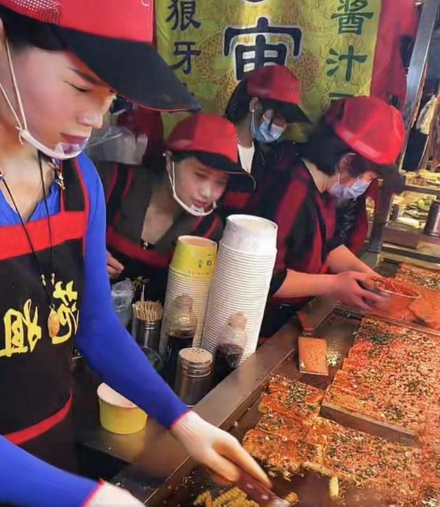 日入9千网红夫妇摊位被关？回应来了！摊主：正忙着做生意，仍在直播