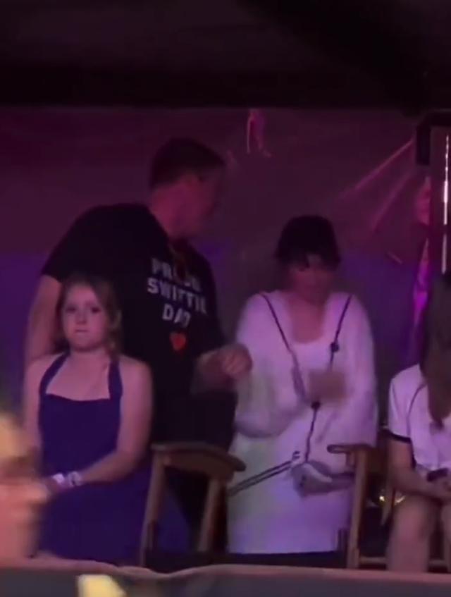 赛琳娜现身霉霉演唱会，模仿霉霉早年妆造应援超有心