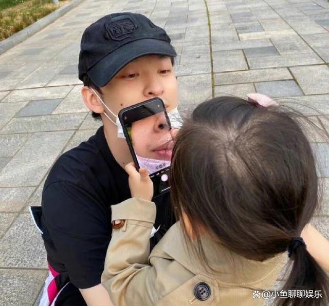 董子健带女儿去游乐场玩，俨然慈祥老父亲的既视感