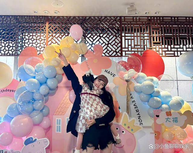 董子健带女儿去游乐场玩，俨然慈祥老父亲的既视感