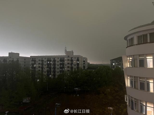 武汉大暴雨白天变黑夜 天空乌云密布宛如电影特效