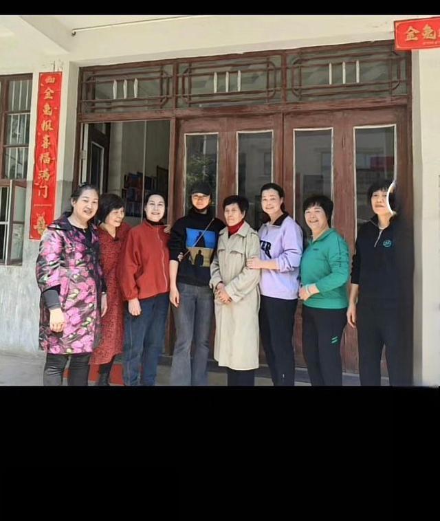 汤唯携夫回乐清祭祖 夫妻俩打扮朴素不摆谱！