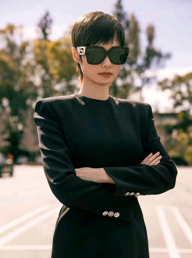 李宇春代言某奢牌惹争议 粉丝引以为傲 网友骂做一团