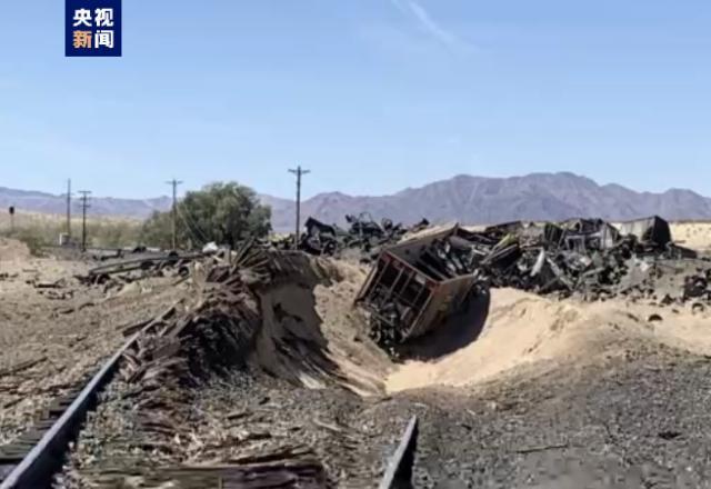 美国一列车行至河边脱轨！25节车厢落水破损现场画面曝光 部分落入河中！