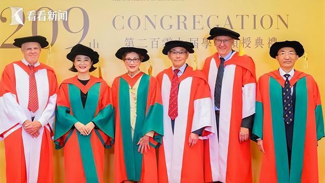 香港大学最近举办了第209届学位颁授典礼,著名物理学家杨振宁,女演员