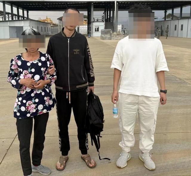 老人在中缅边境寻回儿子：他瞅瞅我，我瞅瞅他，就哭了